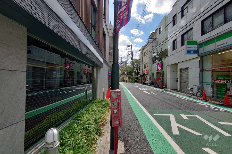 敷地南西側の前面道路（北西側から）