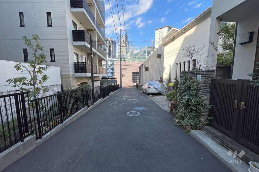 敷地東側の前面道路（南側から）
