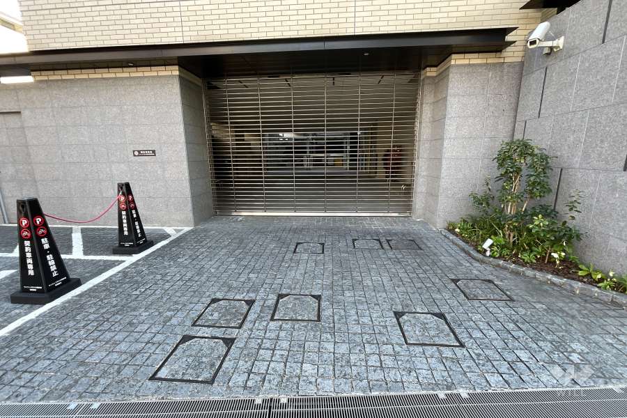 敷地内駐車場の出入り口（リングシャッター付き）