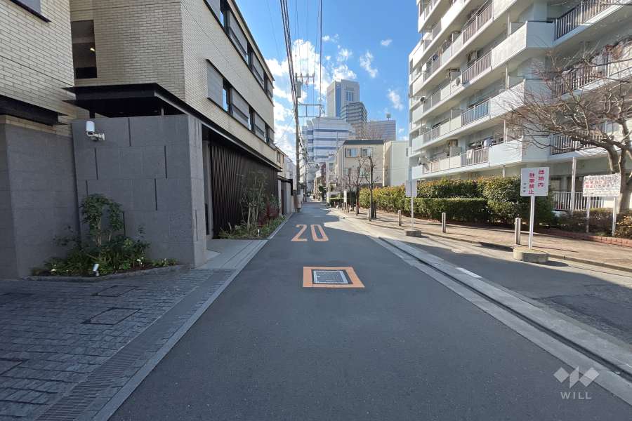 敷地北側の前面道路（東側から）