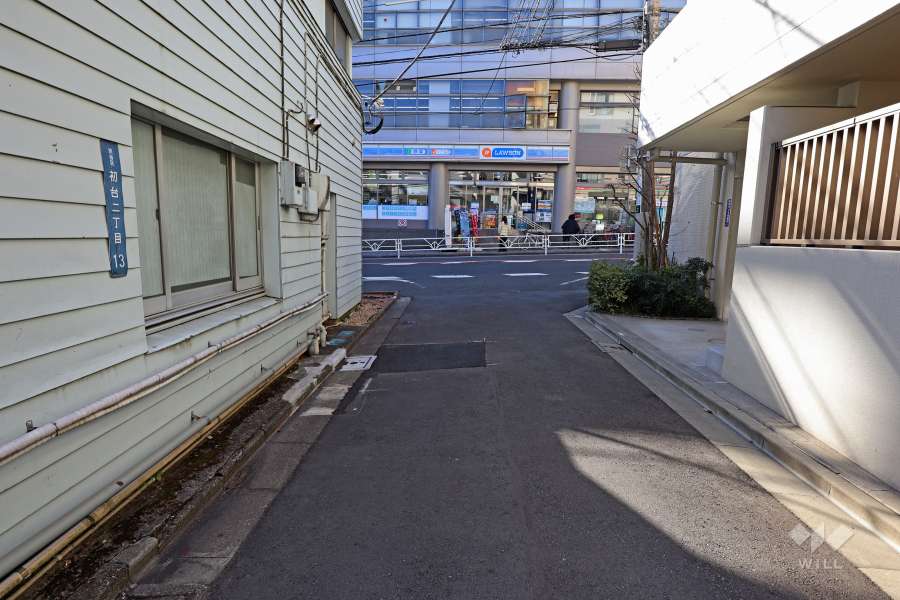 敷地南東側の前面道路（北東側から）