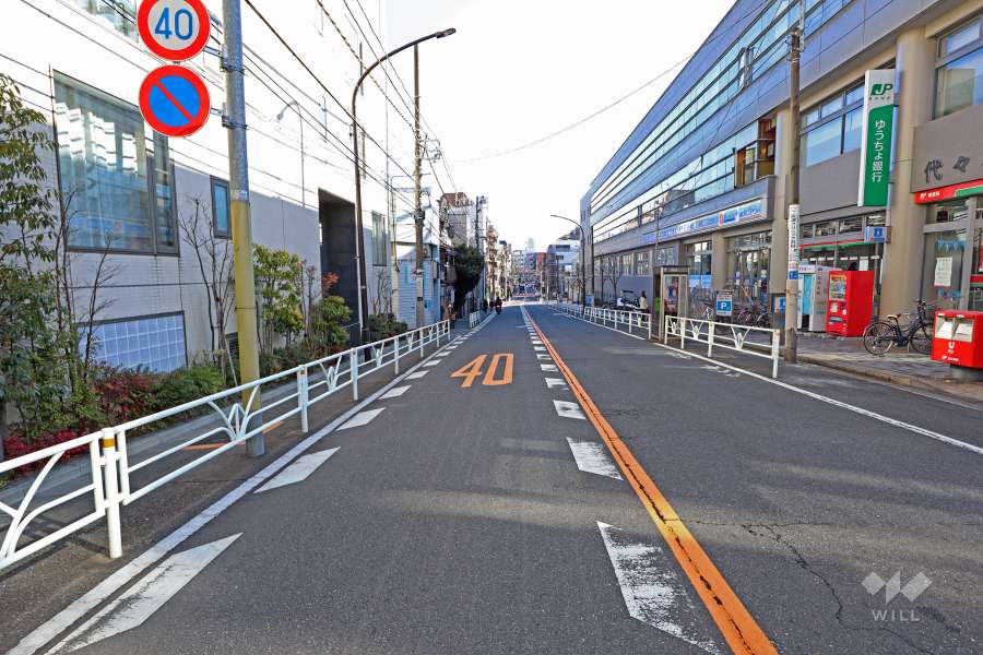 敷地南西側の前面道路（北西側から）