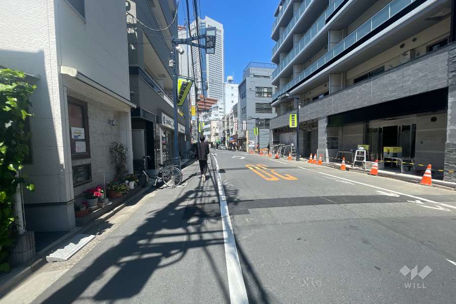 敷地東側の前面道路（南側から）