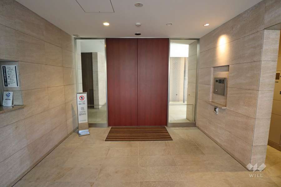 エントランスはオートロック付きです。