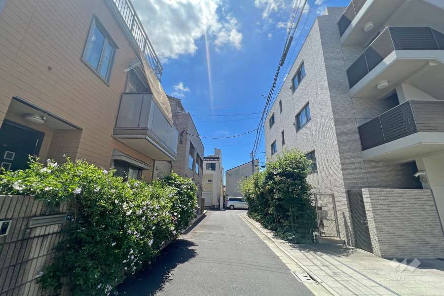 敷地北東側の前面道路