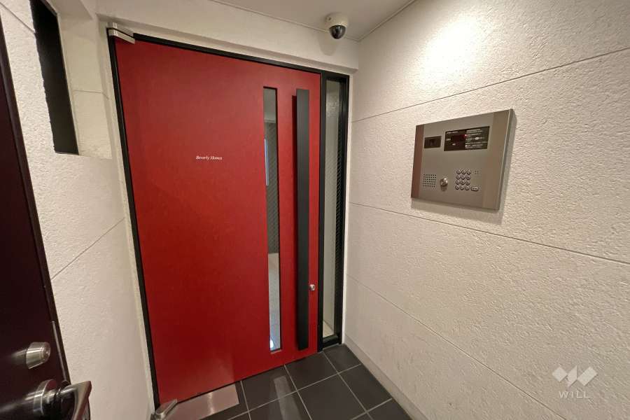 エントランスはオートロック付きです。