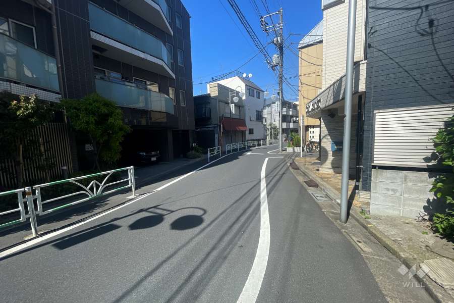 敷地南東側の前面道路（南西側から）