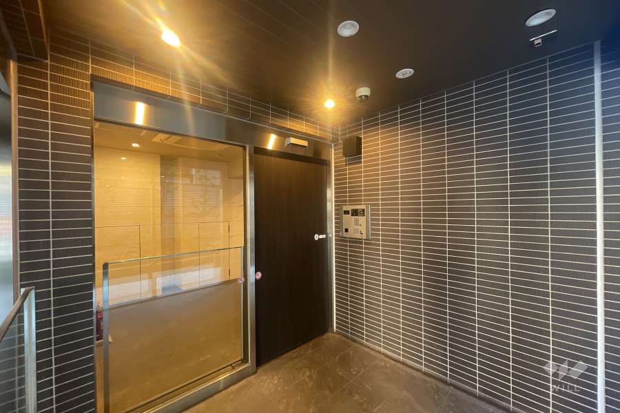 エントランスはオートロック付きです。