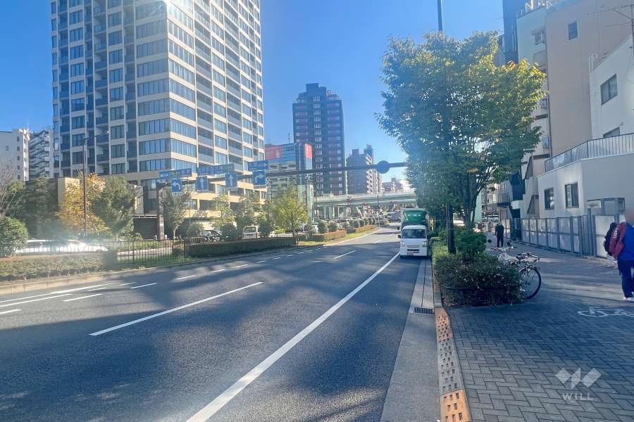 敷地西側の前面道路（北側から）