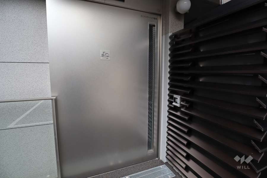 バイク置場の出入り口（オートロック付き）