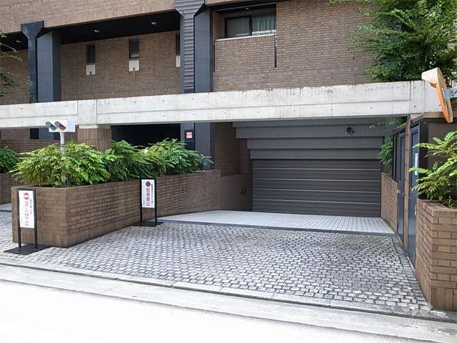 駐車場入口（シャッター付き）