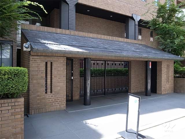 敷地入口には重厚感のある門があります。