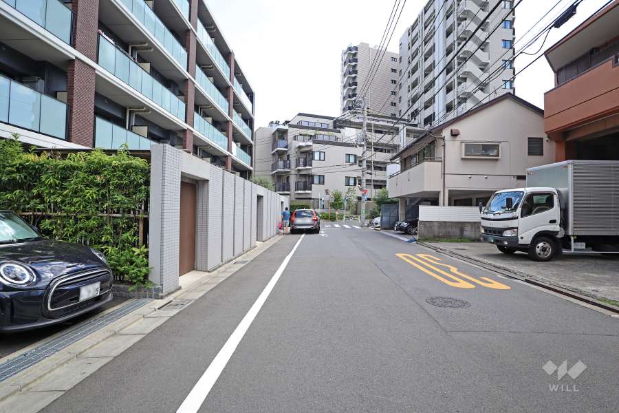 敷地の西側前面道路（北側から）
