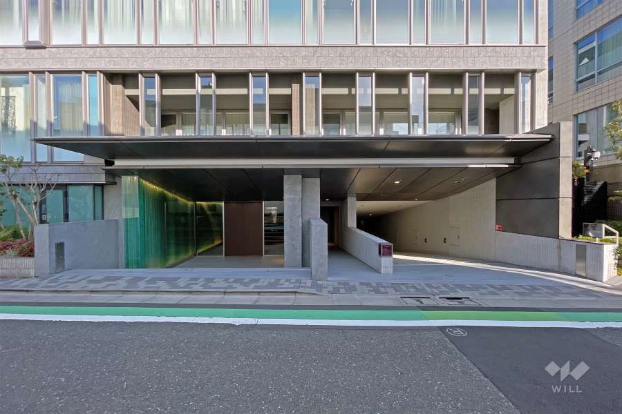 エントランスと駐車場出入り口