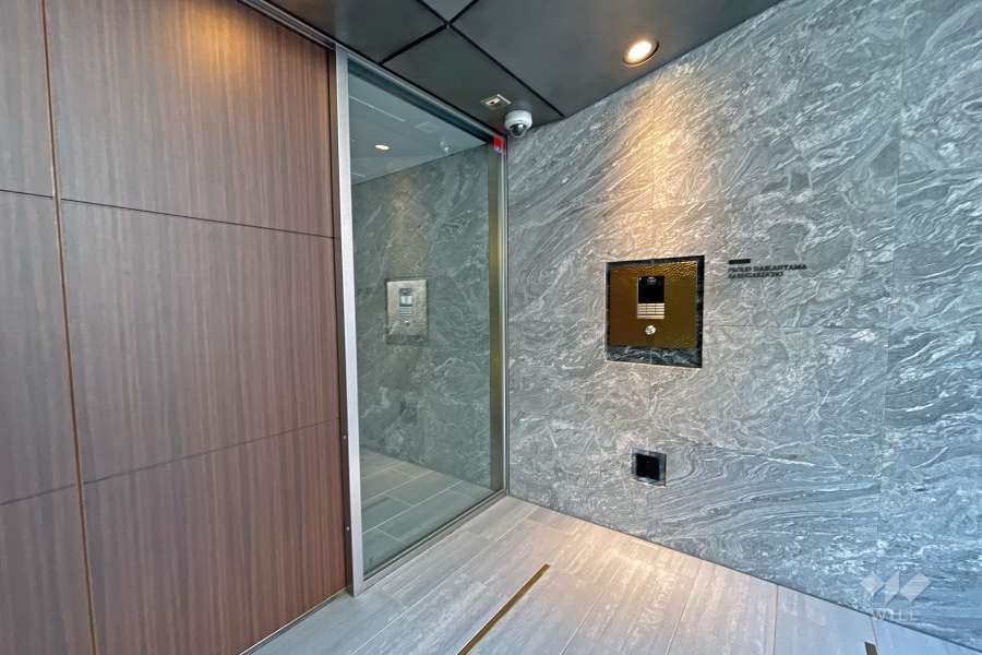 エントランスはオートロック付きです。