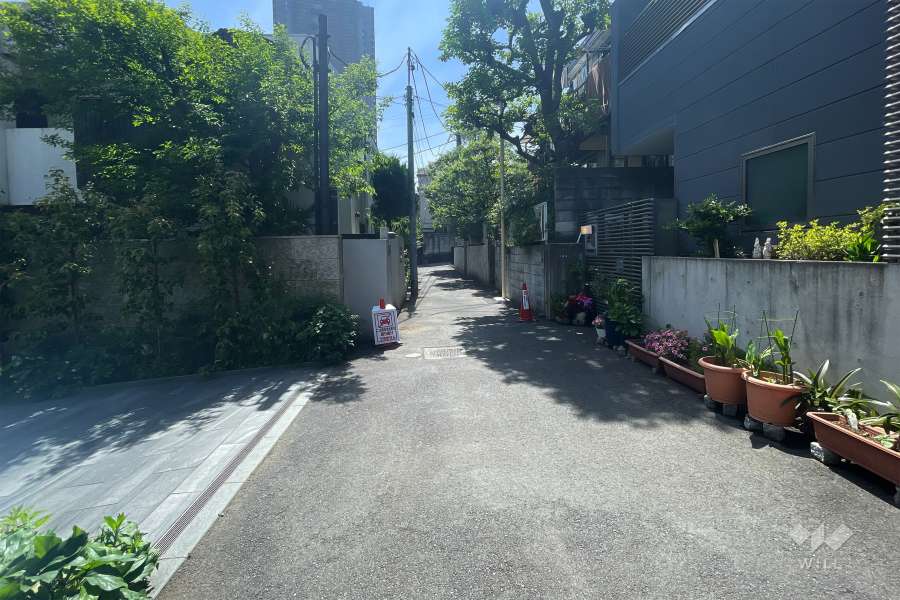 敷地北西側の前面道路（北東側から）