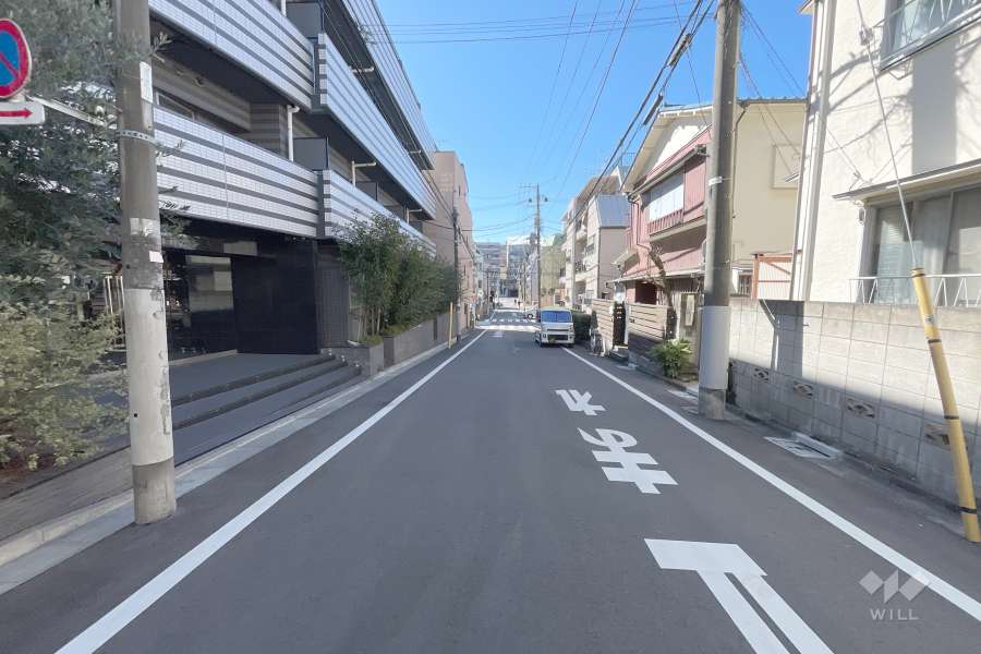 敷地西側の前面道路