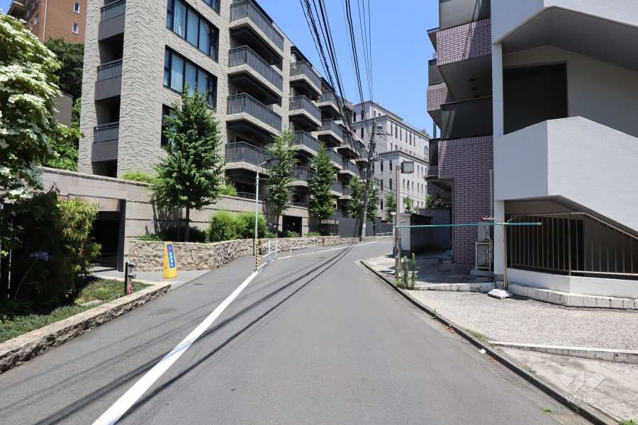 オープンレジデンシアザハウスサウスコートの東側前面道路（南側から）