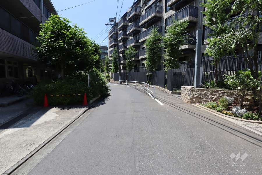 オープンレジデンシアザハウスサウスコートの東側前面道路（北側から）