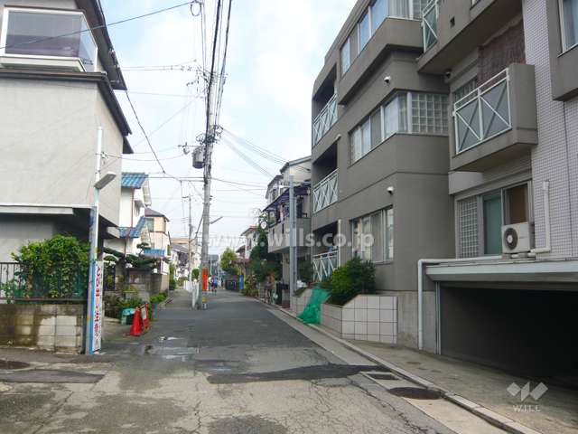 周辺はマンションと一戸建てが混在する静かな住宅地です。