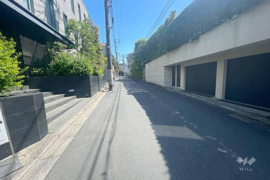 敷地西側の前面道路