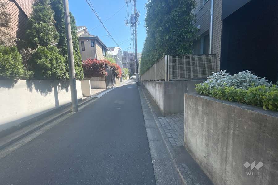 敷地北東側の前面道路