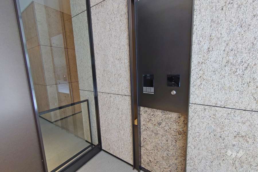 エントランスはオートロック付きです。