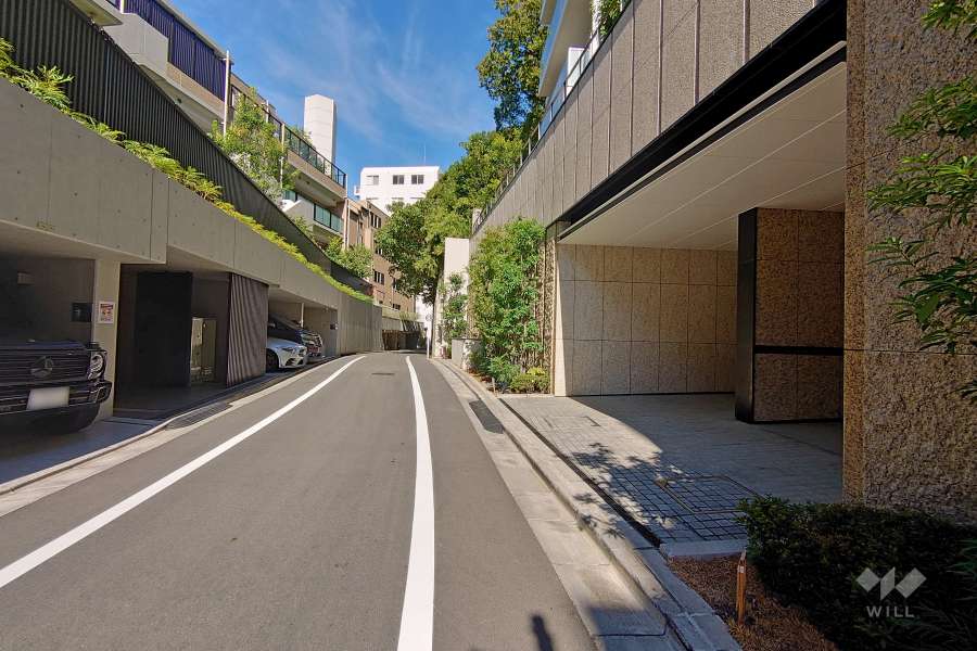 敷地南側の前面道路（東側から）