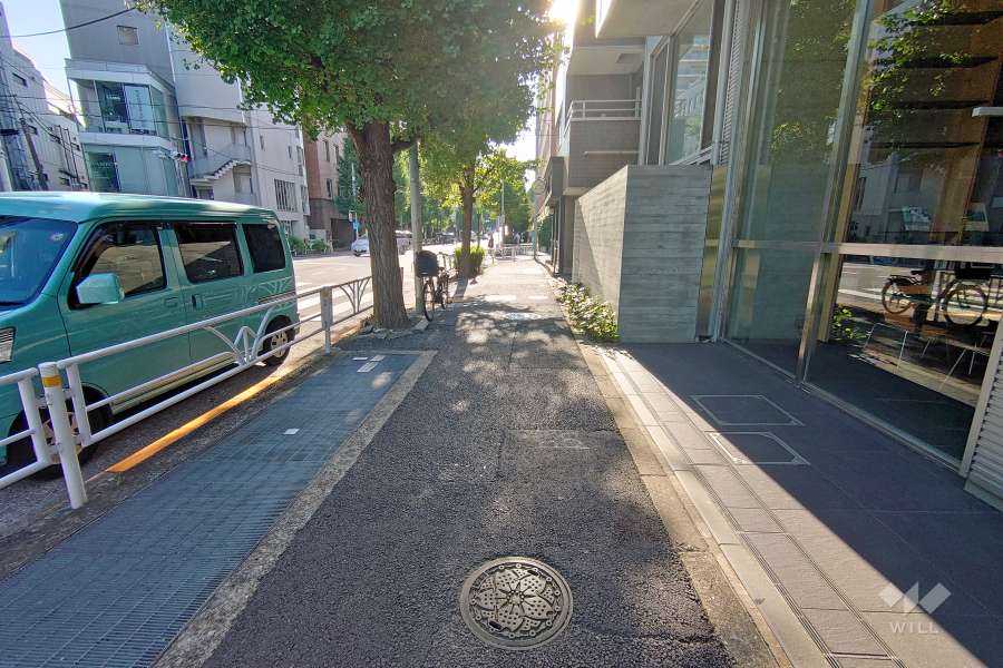 敷地南側の前面道路（東側から）