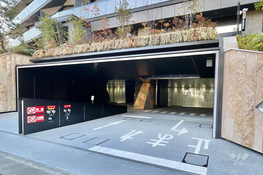 エントランスアプローチと駐車場の出入り口