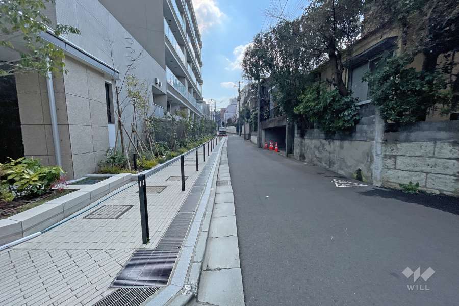 敷地西側の前面道路