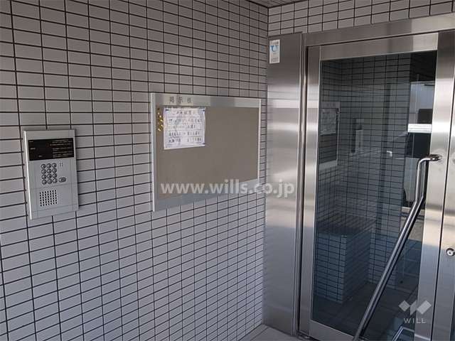 エントランスはオートロック付きです。