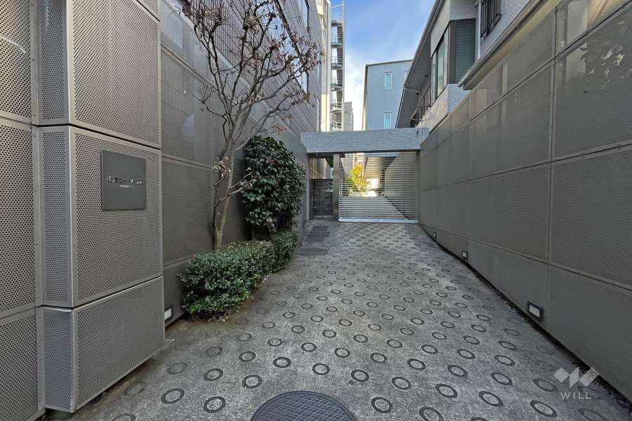 松濤コートハウスの外観（南東側から）
建物はエントランスの奥にあります。