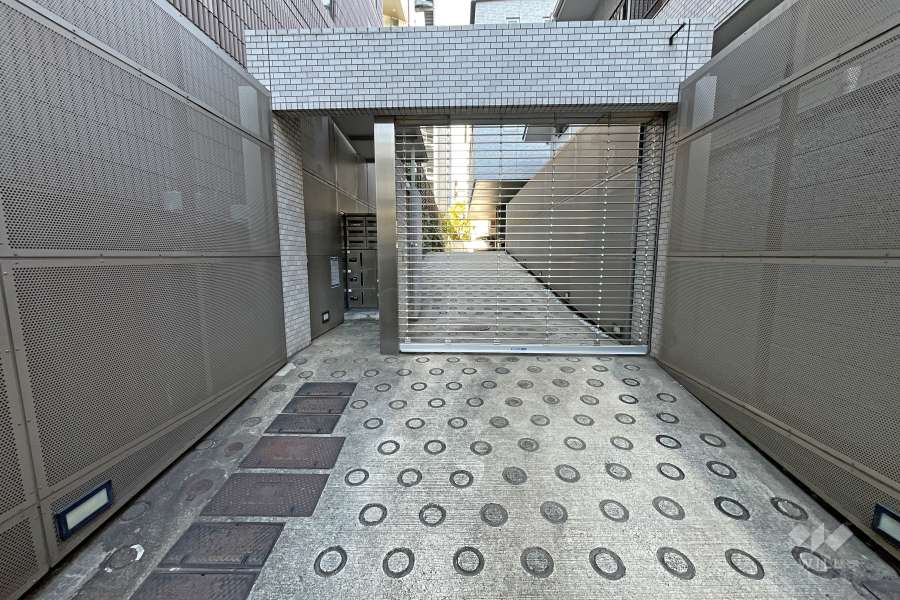 エントランスはオートロック付きです。