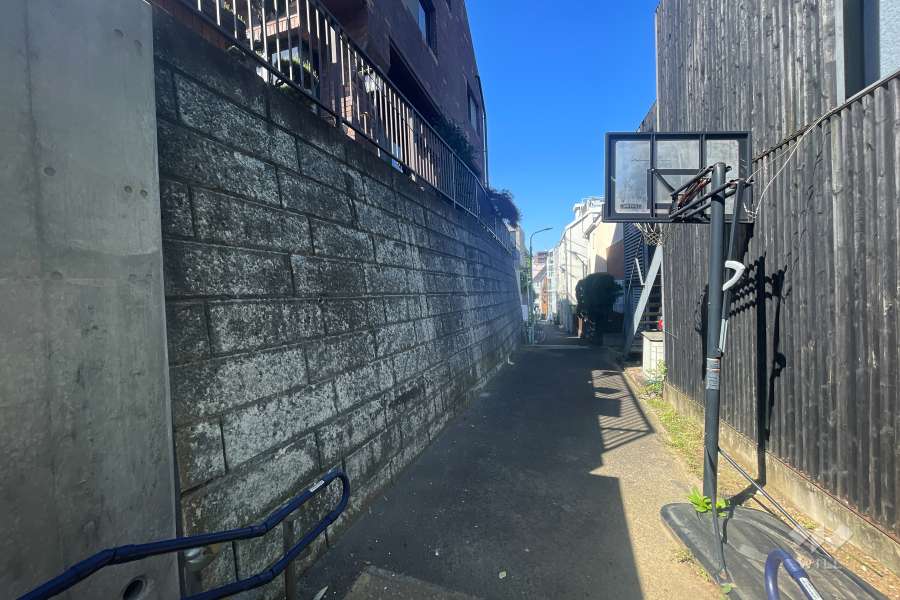 敷地南東側の前面道路（南西側から）