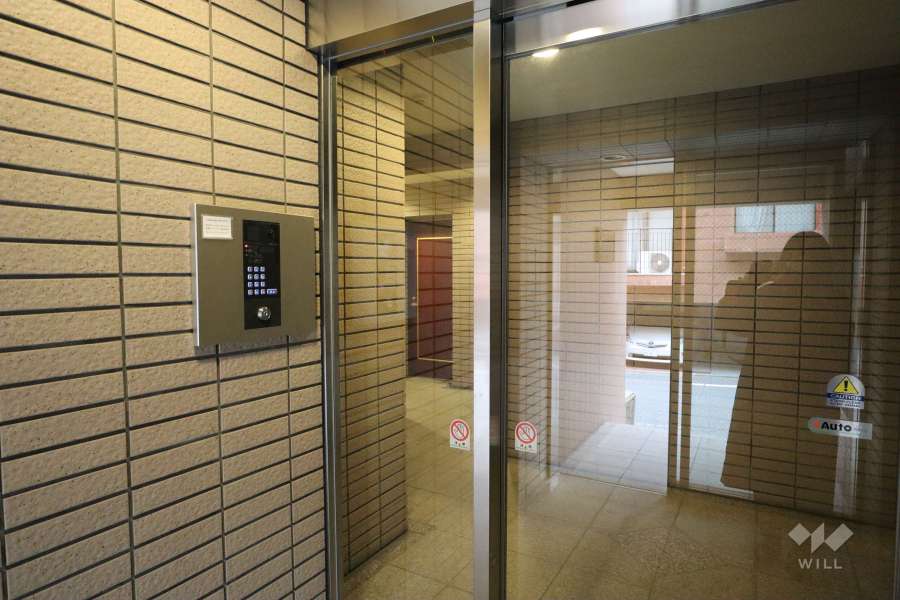 エントランスはオートロック付きです。