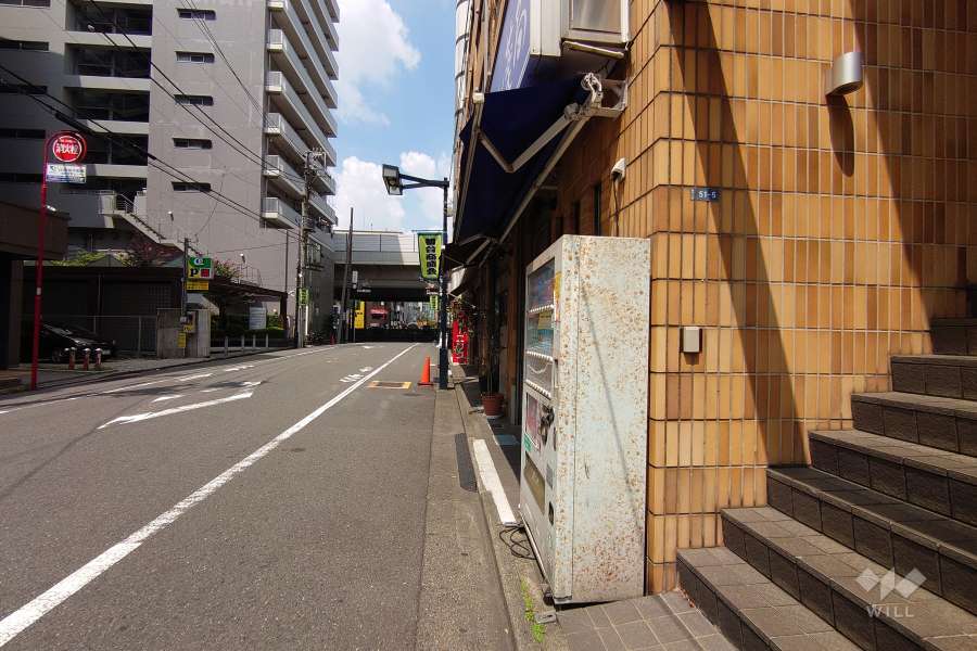 敷地南西側の前面道路（南東側から）