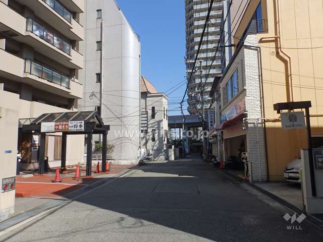 敷地南側の前面道路。突き当たりには阪急今津線の高架橋が見えています。