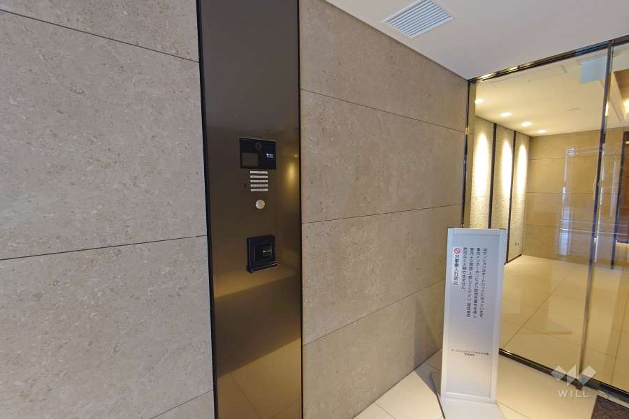 エントランスはオートロック付きです。