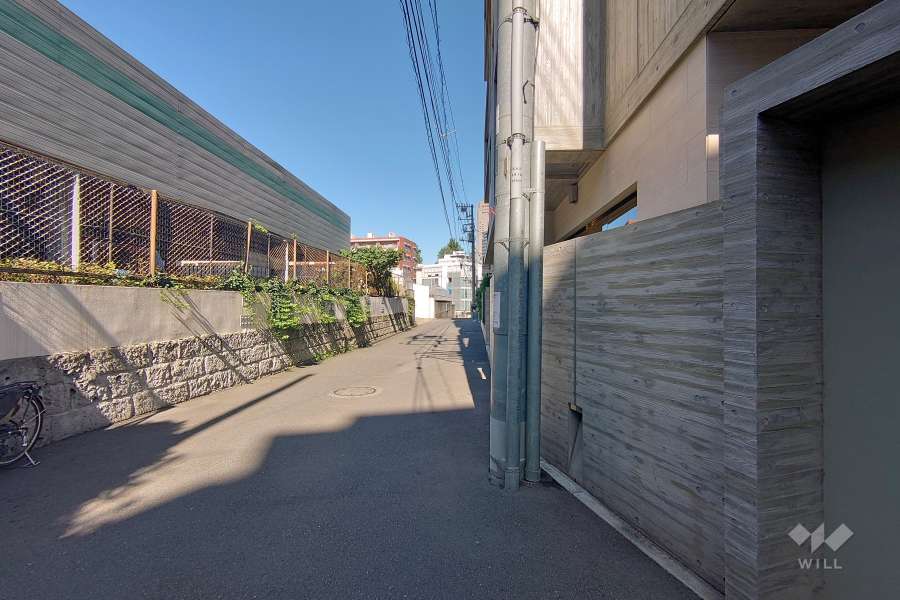 敷地南西側の前面道路（南東側から）