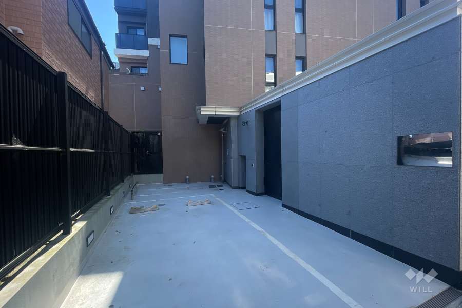 敷地南東側の前面道路（南西側から）