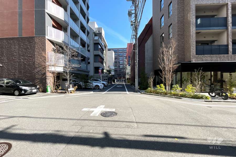 敷地西側の前面道路