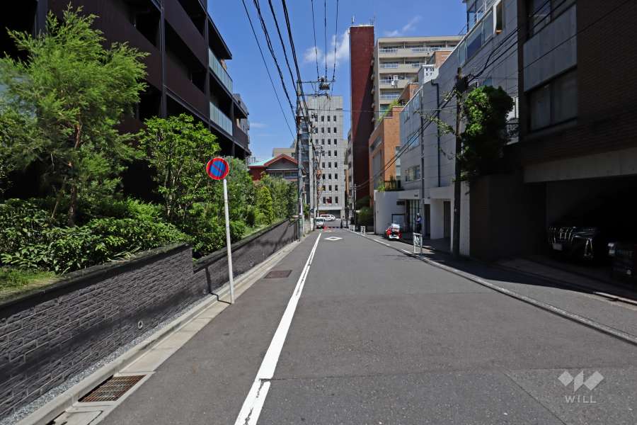 敷地東側の前面道路（南側から）
