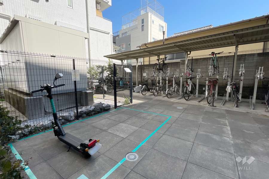 駐輪場にはレンタルキックボードもあります。