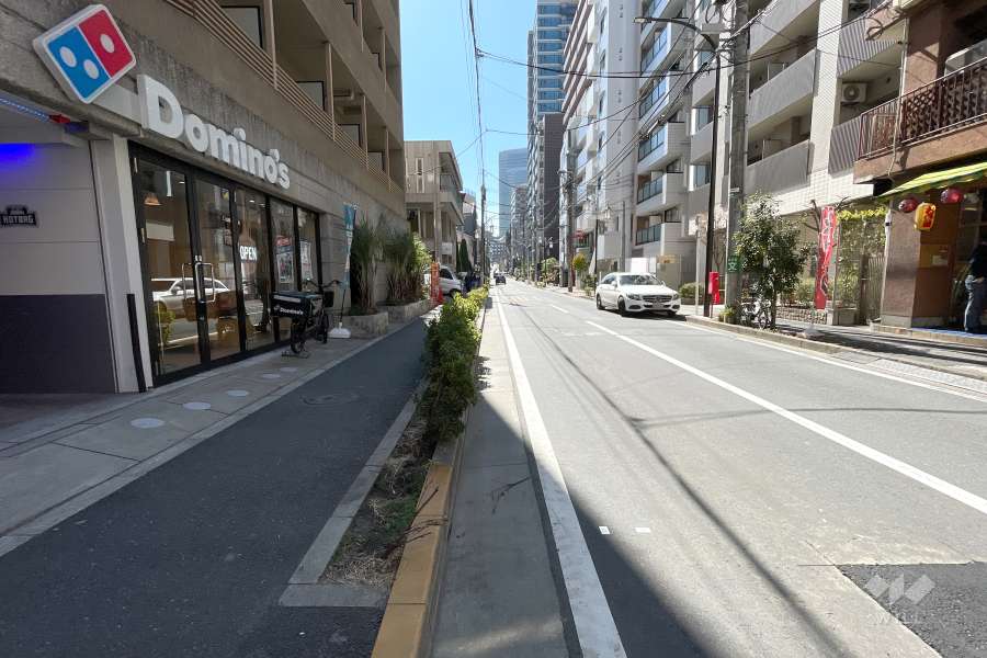 敷地西側の前面道路
