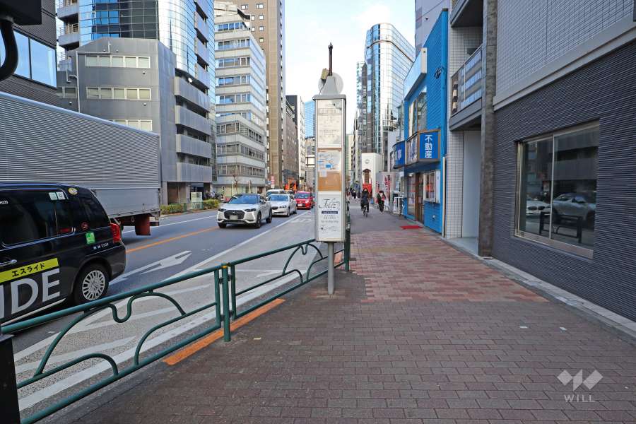 敷地北西側の前面道路（南西側から）
