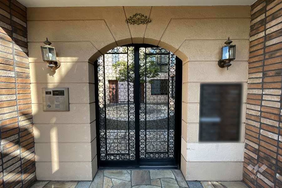 エントランスはオートロック付きです。