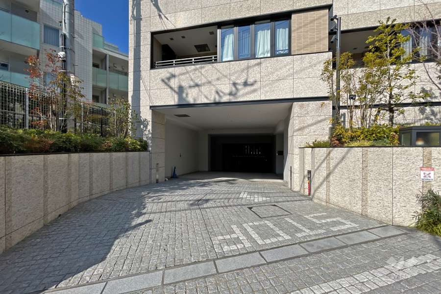 駐車場出入り口（リングシャッター付き）