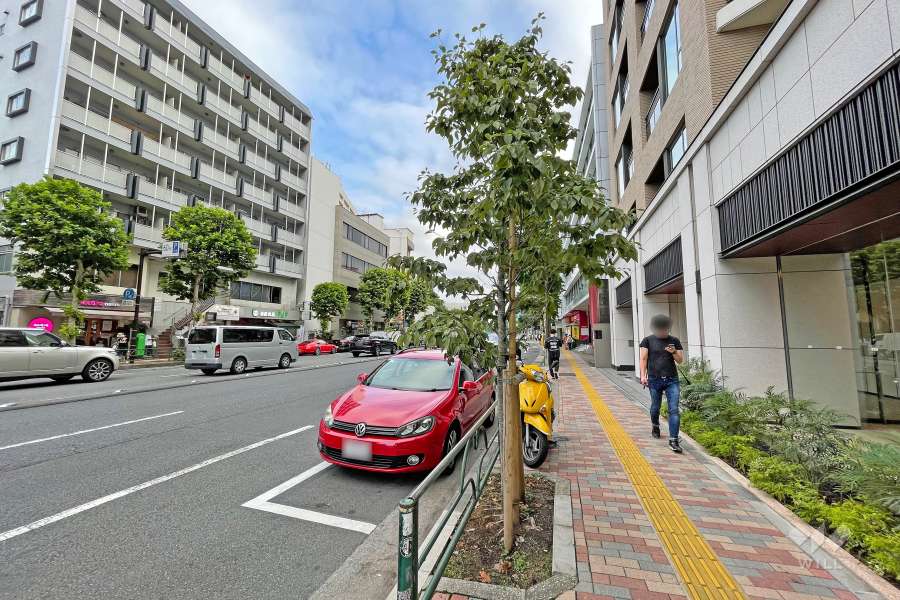 敷地東側を外苑西通りが走っています。