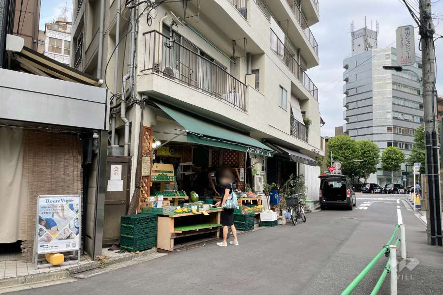 周辺は住宅の他、店舗や事務所などが混在する街です。